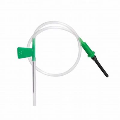 Steriele die Scalpe-Ader met Enige Wing Sterile Infusion Transfusion Set en Adapter wordt geplaatst